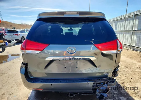 2014 Toyota Sienna Xle z USA, uszkodzony, nr VIN 5TDDK3DC6ES077705